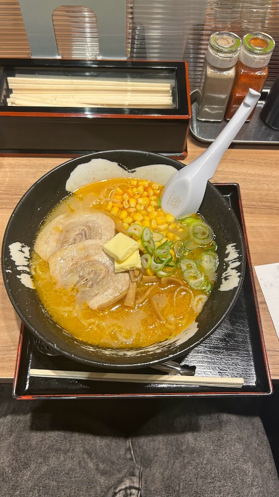 新千歳空港で食べた札幌味噌ラーメンの写真