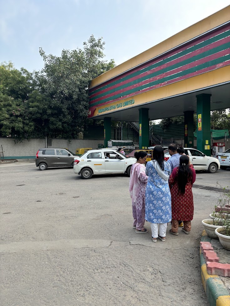 インドのガソリンスタンドで外で待っている様子
