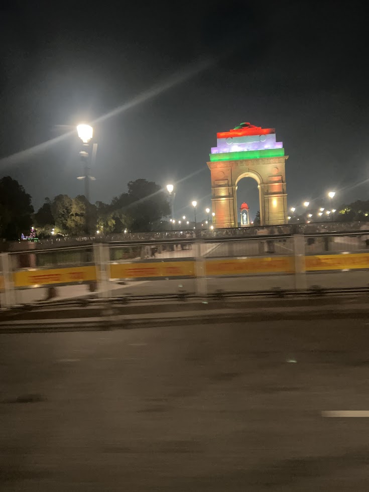 ライトアップされたインド門の写真