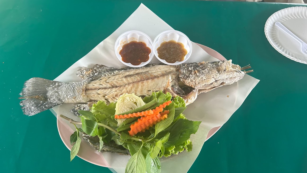 水上レストランで食べた焼き魚の写真